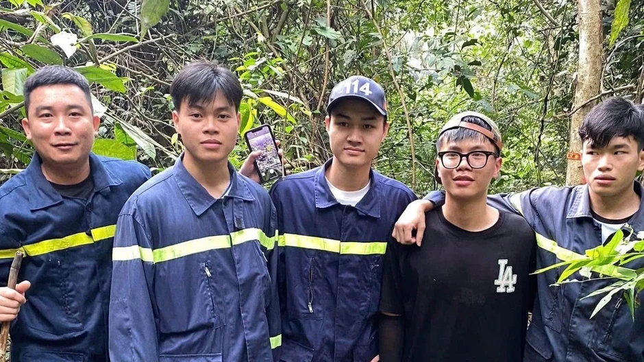 Nước mắt hạnh phúc của người mẹ khi tìm thấy con trai lạc ở núi Tam Đảo