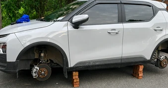Ô tô bị kê gạch, mất 2 bánh xe khi đỗ qua đêm ở khu đô thị tại Hà Nội