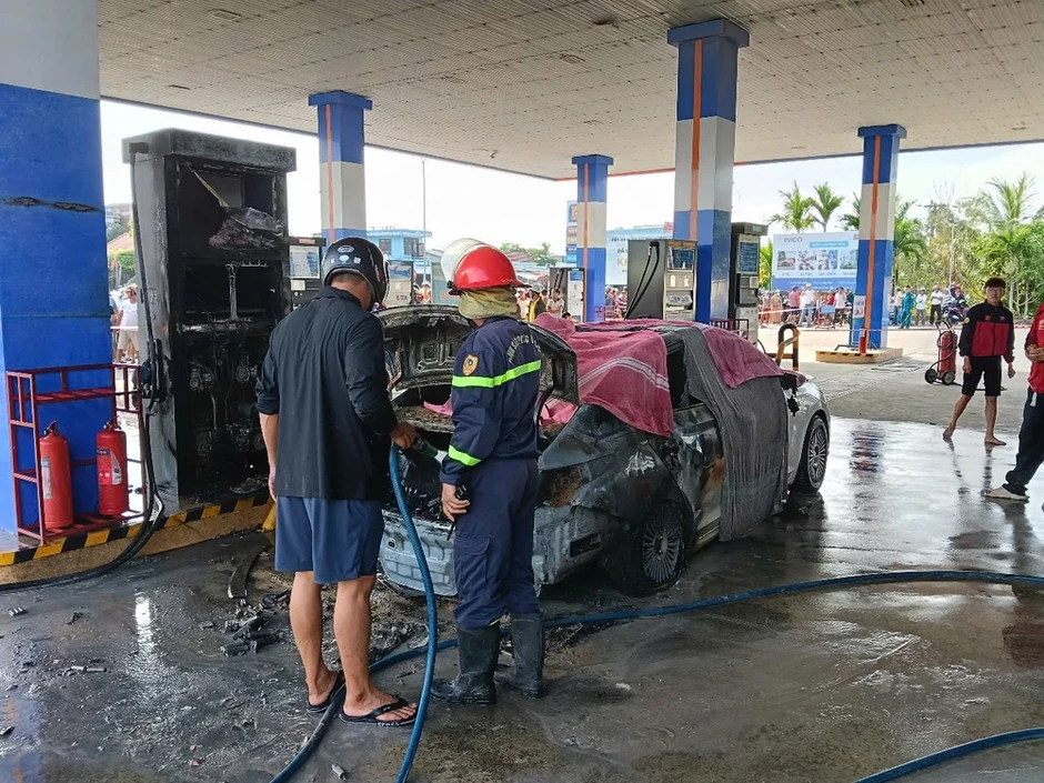 Ô tô bốc cháy ở cây xăng, 2 người trong xe tử vong Ô tô bốc cháy ở cây xăng, 2 người trong xe tử vong