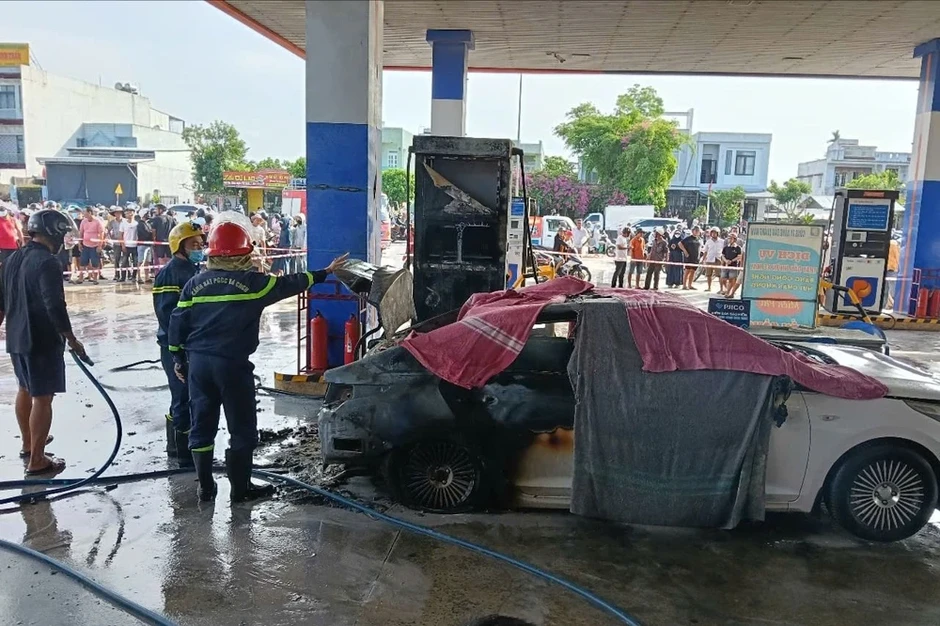 Ô tô bốc cháy ở cây xăng, 2 người trong xe tử vong Ô tô bốc cháy ở cây xăng, 2 người trong xe tử vong