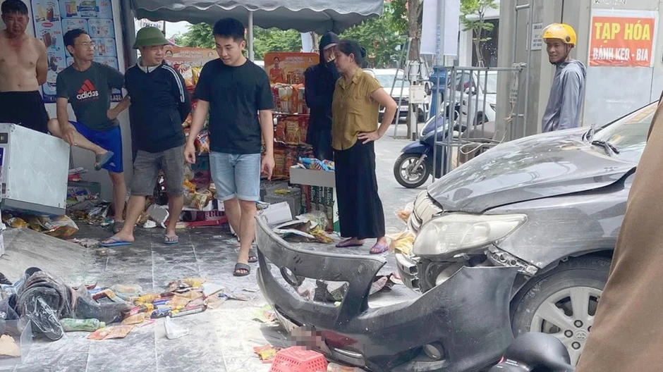 Ô tô bốc cháy sau khi lao vào ki ốt, người dân đập kính cứu tài xế Ô tô bốc cháy sau khi lao vào ki ốt, người dân đập kính cứu tài xế