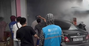 Ô tô bốc cháy sau khi lao vào ki ốt, người dân đập kính cứu tài xế