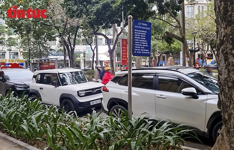 Ô tô chiếm dụng điểm dừng xe buýt, hành khách đối mặt mất an toàn giao thông Ô tô chiếm dụng điểm dừng xe buýt, hành khách đối mặt mất an toàn giao thông