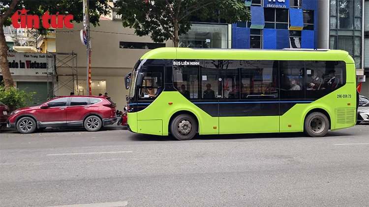 Ô tô chiếm dụng điểm dừng xe buýt, hành khách đối mặt mất an toàn giao thông Ô tô chiếm dụng điểm dừng xe buýt, hành khách đối mặt mất an toàn giao thông