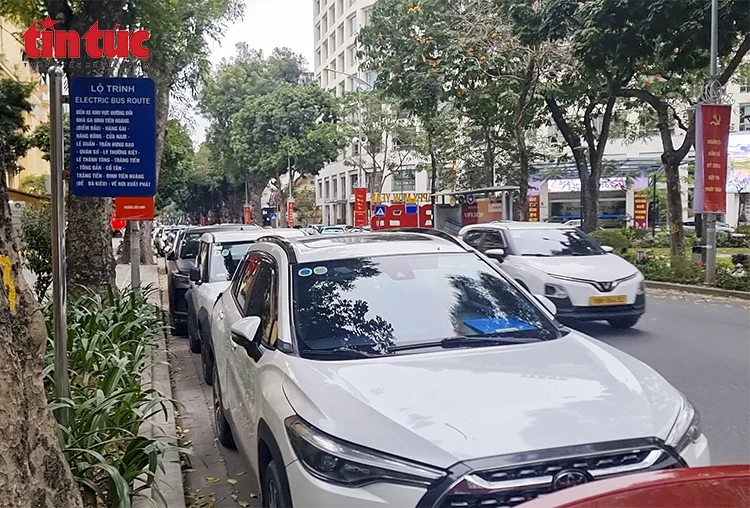 Ô tô chiếm dụng điểm dừng xe buýt, hành khách đối mặt mất an toàn giao thông Ô tô chiếm dụng điểm dừng xe buýt, hành khách đối mặt mất an toàn giao thông