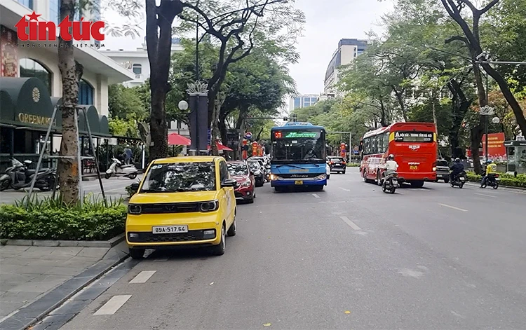 Ô tô chiếm dụng điểm dừng xe buýt, hành khách đối mặt mất an toàn giao thông Ô tô chiếm dụng điểm dừng xe buýt, hành khách đối mặt mất an toàn giao thông
