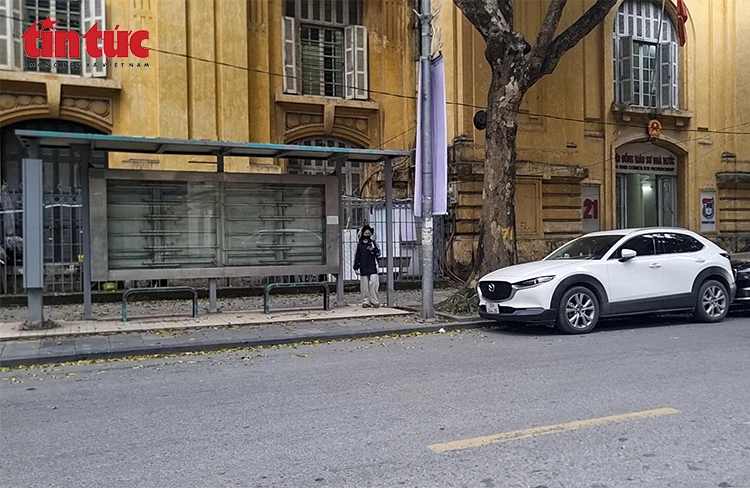 Ô tô chiếm dụng điểm dừng xe buýt, hành khách đối mặt mất an toàn giao thông Ô tô chiếm dụng điểm dừng xe buýt, hành khách đối mặt mất an toàn giao thông