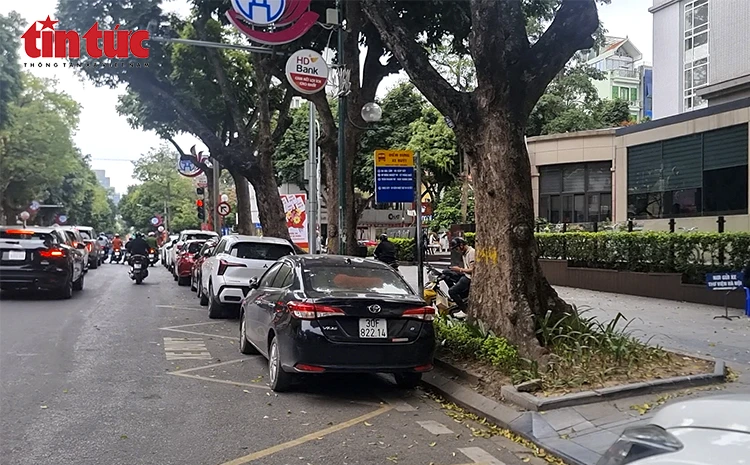 Ô tô chiếm dụng điểm dừng xe buýt, hành khách đối mặt mất an toàn giao thông Ô tô chiếm dụng điểm dừng xe buýt, hành khách đối mặt mất an toàn giao thông