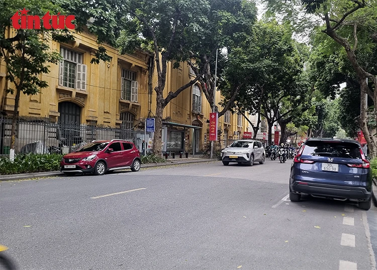 Ô tô chiếm dụng điểm dừng xe buýt, hành khách đối mặt mất an toàn giao thông Ô tô chiếm dụng điểm dừng xe buýt, hành khách đối mặt mất an toàn giao thông