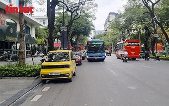 Ô tô chiếm dụng điểm dừng xe buýt, hành khách đối mặt mất an toàn giao thông