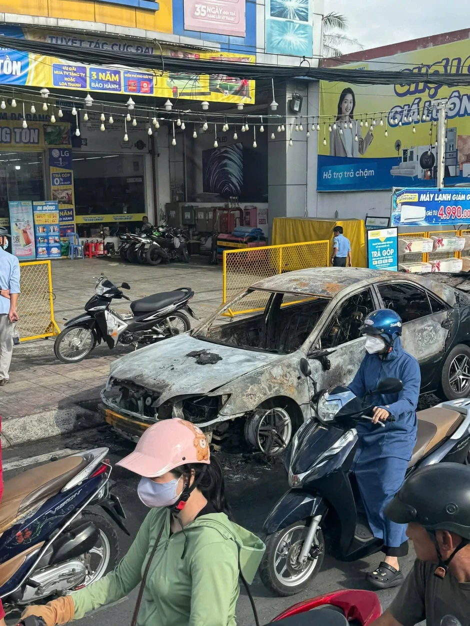 Ô tô đang chạy bốc cháy dữ dội trên đường Huỳnh Tấn Phát Ô tô đang chạy bốc cháy dữ dội trên đường Huỳnh Tấn Phát