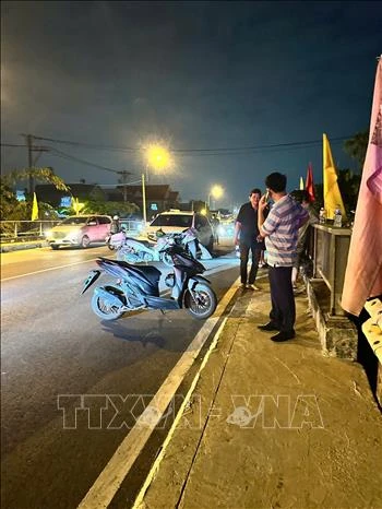 Ô tô lấn sang làn đường ngược chiều va chạm xe máy làm 3 người thương vong Ô tô lấn sang làn đường ngược chiều va chạm xe máy làm 3 người thương vong