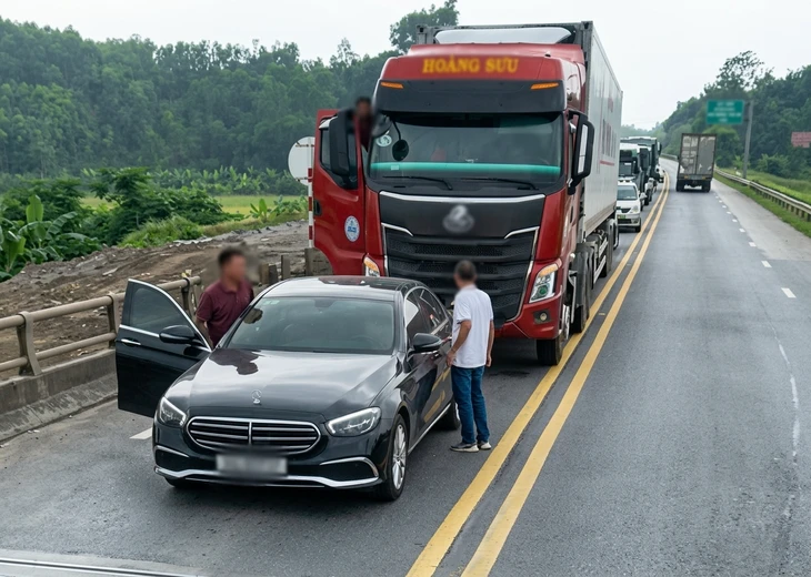 Ô tô Mercedes chặn cả dòng xe trên cao tốc 2 làn: Tài xế khai dừng lại để 'phân bua' với xe phía sau Ô tô Mercedes chặn cả dòng xe trên cao tốc 2 làn: Tài xế khai dừng lại để 'phân bua' với xe phía sau