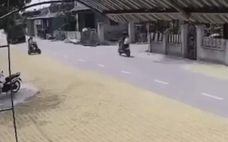 Ô tô Mercedes chặn cả dòng xe trên cao tốc 2 làn: Tài xế khai dừng lại để 'phân bua' với xe phía sau Ô tô Mercedes chặn cả dòng xe trên cao tốc 2 làn: Tài xế khai dừng lại để 'phân bua' với xe phía sau