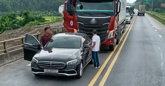 Ô tô Mercedes chặn cả dòng xe trên cao tốc 2 làn: Tài xế khai dừng lại để 'phân bua' với xe phía sau