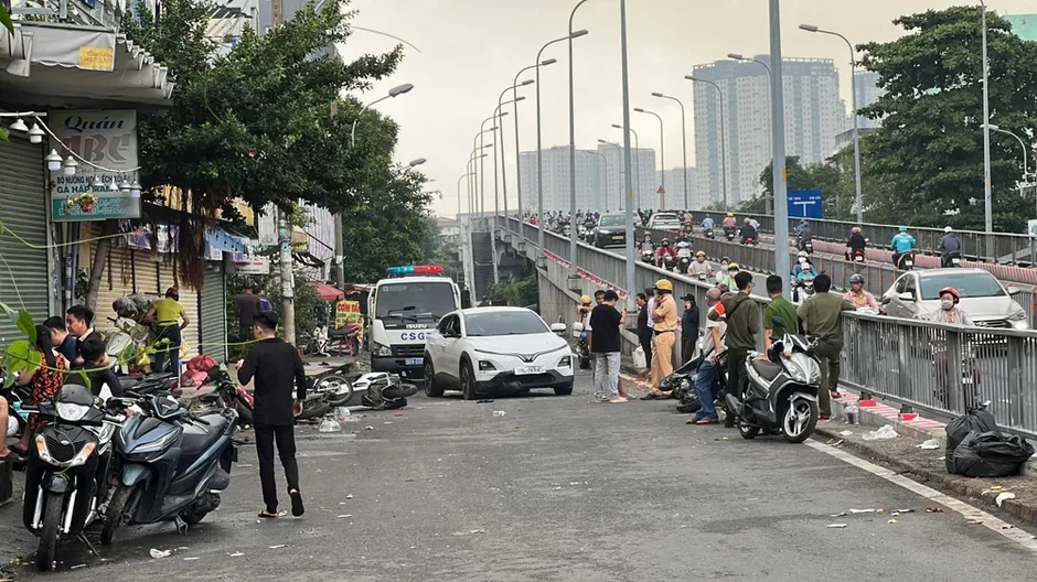 Ô tô tông hàng loạt xe máy dưới chân cầu Chữ Y
