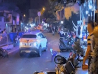 Ô tô tông hàng loạt xe máy dưới chân cầu Chữ Y