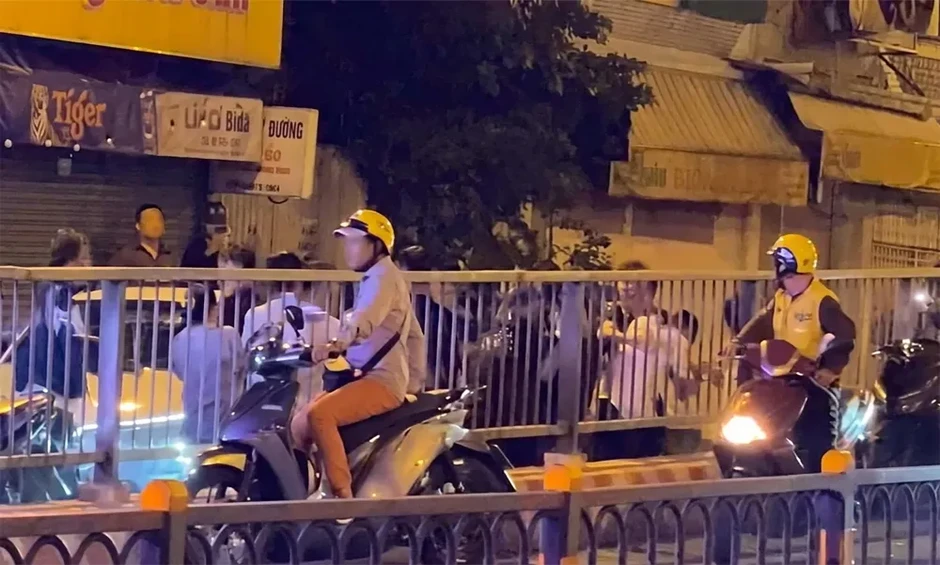 Ô tô tông liên hoàn trước quán nhậu dưới chân cầu Chữ Y Ô tô tông liên hoàn trước quán nhậu dưới chân cầu Chữ Y