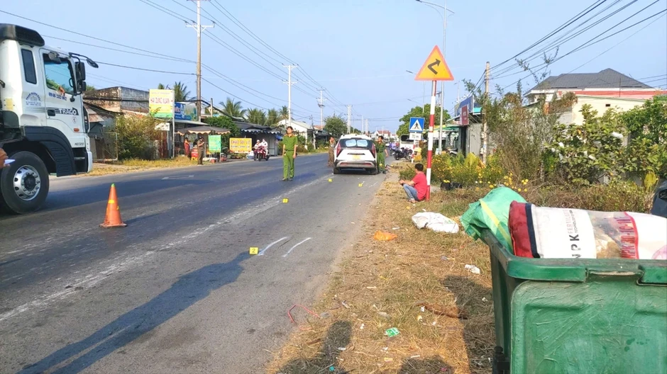 Ô tô va chạm 2 người đạp xe tập thể dục trên quốc lộ 50 làm 1 người tử vong Ô tô va chạm 2 người đạp xe tập thể dục trên quốc lộ 50 làm 1 người tử vong