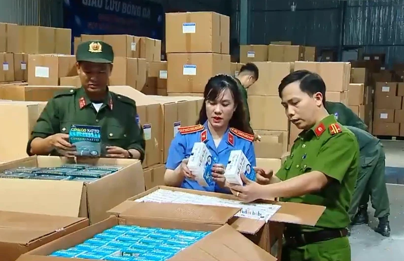 Ông trùm hàng giả hối lộ phó cục trưởng 1,5 tỉ, cấp dưới 'xén' mất 700 triệu Ông trùm hàng giả hối lộ phó cục trưởng 1,5 tỉ, cấp dưới 'xén' mất 700 triệu