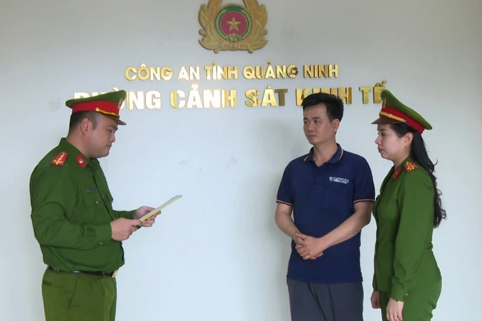 Pha axit acetic với nước máy để làm dấm giả Pha axit acetic với nước máy để làm dấm giả