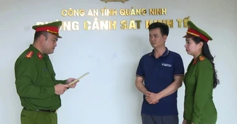 Pha axit acetic với nước máy để làm dấm giả