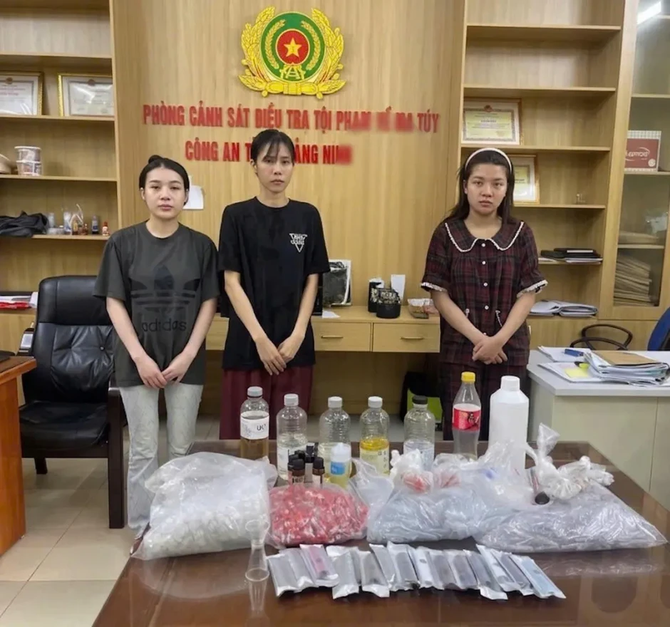 Pha chế ma túy Etomidate dưới vỏ bọc thuốc lá điện tử, 4 “nữ quái” bị khởi tố
