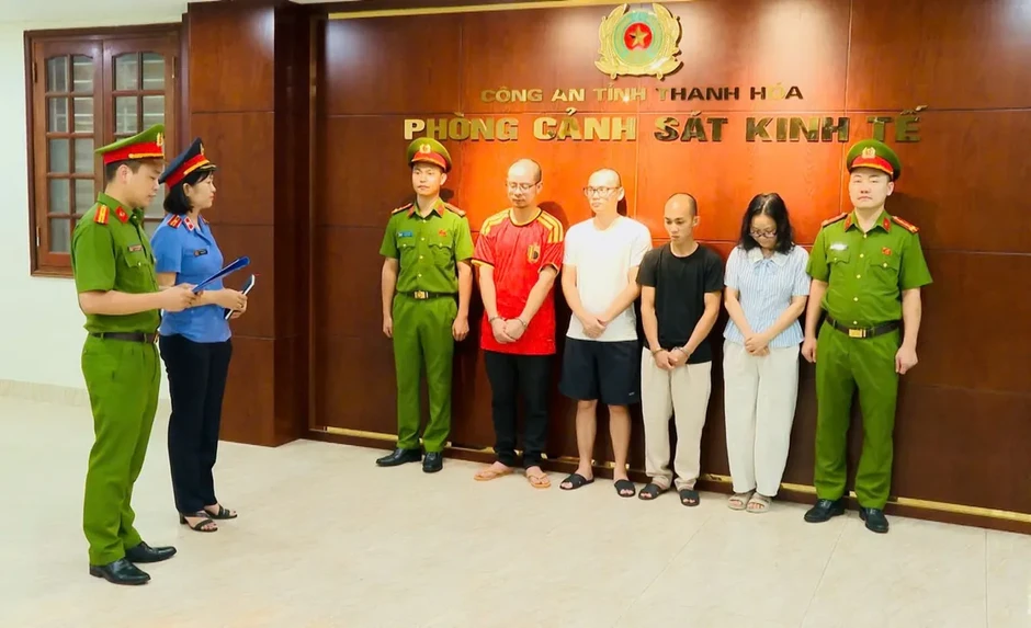 Phá đường dây buôn lậu xe điện ba bánh xuyên biên giới, thu giữ hơn 500 xe không rõ nguồn gốc Phá đường dây buôn lậu xe điện ba bánh xuyên biên giới, thu giữ hơn 500 xe không rõ nguồn gốc