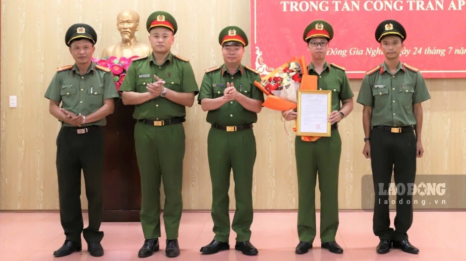 Phá đường dây đánh bạc 86 tỷ: Công an phường Đông Gia Nghĩa được thưởng nóng Phá đường dây đánh bạc 86 tỷ: Công an phường Đông Gia Nghĩa được thưởng nóng
