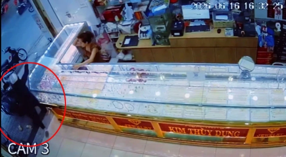 Phá nhanh vụ cướp tiệm vàng ở TP.HCM, tóm gọn đối tượng giả danh khách mua hàng Phá nhanh vụ cướp tiệm vàng ở TP.HCM, tóm gọn đối tượng giả danh khách mua hàng