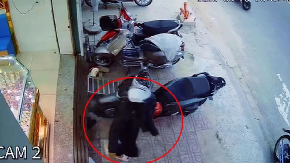 Phá nhanh vụ cướp tiệm vàng ở TP.HCM, tóm gọn đối tượng giả danh khách mua hàng Phá nhanh vụ cướp tiệm vàng ở TP.HCM, tóm gọn đối tượng giả danh khách mua hàng