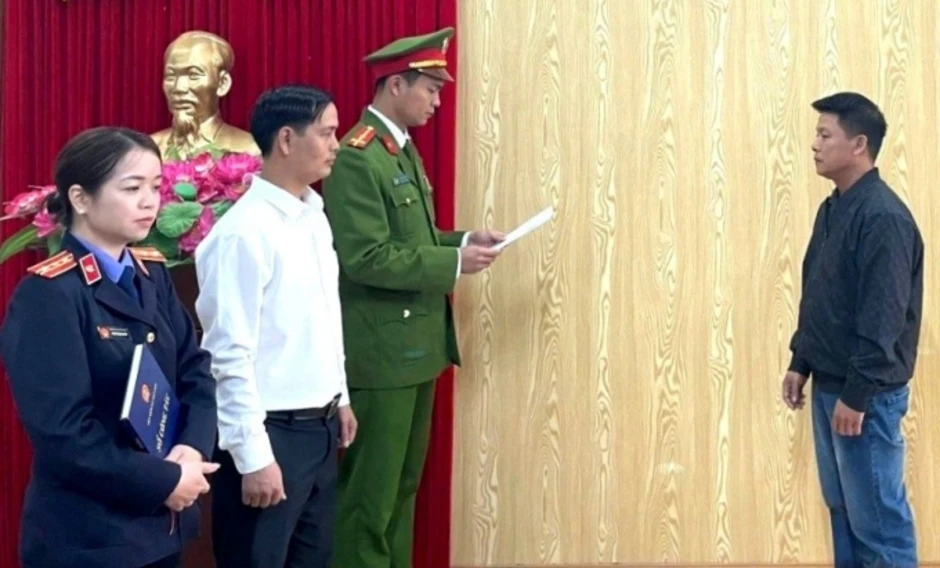 Pha nước lã với axit axetic để sản xuất giấm ăn Pha nước lã với axit axetic để sản xuất giấm ăn