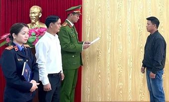 Pha nước lã với axit axetic để sản xuất giấm ăn