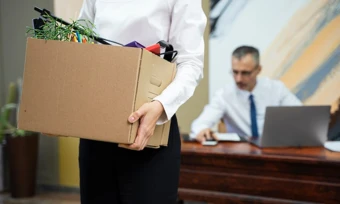 Phải làm gì khi sếp đòi đuổi việc vì không nghe điện thoại sau giờ làm?