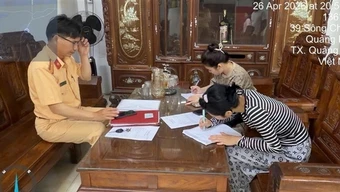 Phạt 16,5 triệu đồng 2 cô gái đầu trần phóng xe máy ngược chiều trên làn cao tốc 100km/h