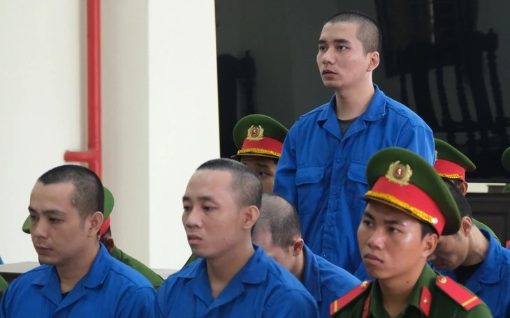 Phạt 19 năm tù nhân viên cây xăng đánh gục người quản lý để lấy tiền trong két sắt Phạt 19 năm tù nhân viên cây xăng đánh gục người quản lý để lấy tiền trong két sắt