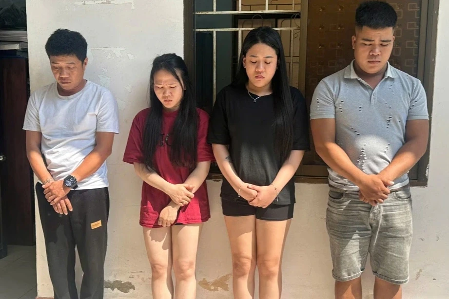 Phát hiện 2 cặp nam nữ dùng hàng cấm trên ô tô giữa đèo vắng Phát hiện 2 cặp nam nữ dùng hàng cấm trên ô tô giữa đèo vắng