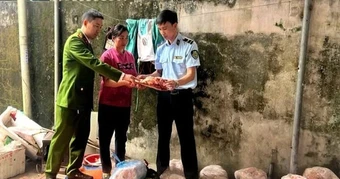 Phát hiện 2 cơ sở chứa 4 tấn thực phẩm không rõ nguồn gốc