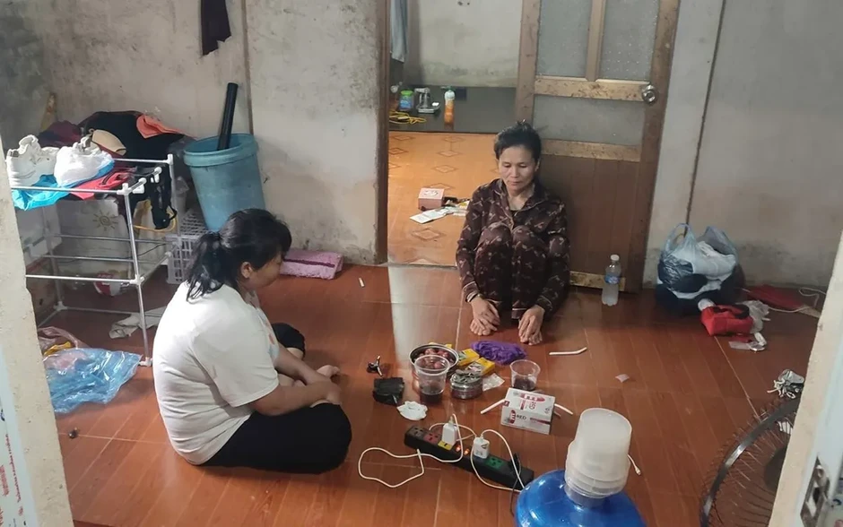 Phát hiện 2 đối tượng tàng trữ ma túy đá trong phòng trọ Phát hiện 2 đối tượng tàng trữ ma túy đá trong phòng trọ