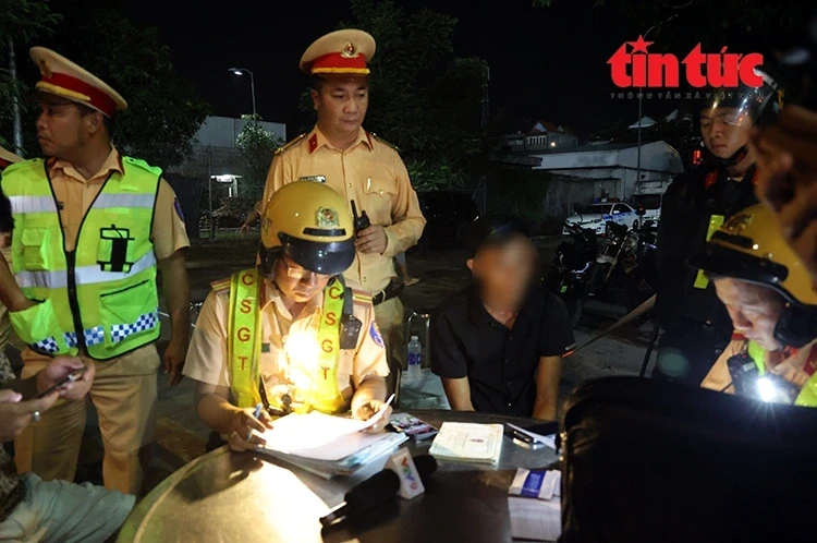 Phát hiện 2 tài xế dương tính ma túy tại chợ đầu mối Bình Điền Phát hiện 2 tài xế dương tính ma túy tại chợ đầu mối Bình Điền