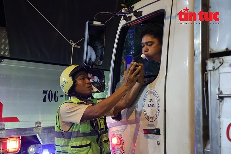 Phát hiện 2 tài xế dương tính ma túy tại chợ đầu mối Bình Điền Phát hiện 2 tài xế dương tính ma túy tại chợ đầu mối Bình Điền