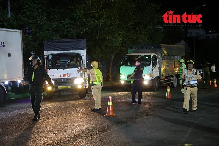 Phát hiện 2 tài xế dương tính ma túy tại chợ đầu mối Bình Điền Phát hiện 2 tài xế dương tính ma túy tại chợ đầu mối Bình Điền
