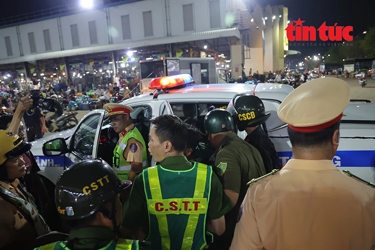 Phát hiện 2 tài xế dương tính ma túy tại chợ đầu mối Bình Điền Phát hiện 2 tài xế dương tính ma túy tại chợ đầu mối Bình Điền