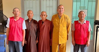Phát hiện 5 người nước ngoài mặc trang phục tu sĩ mời gọi, bán hàng cho du khách ở chợ Bến Thành