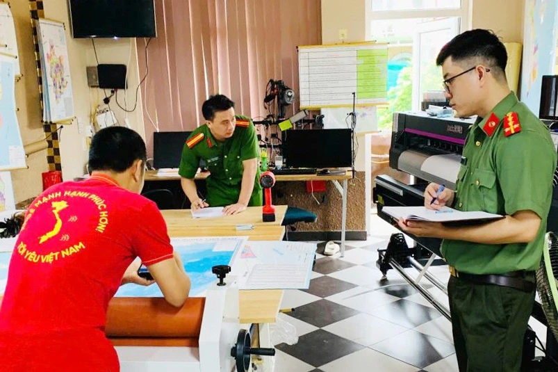 Phát hiện cơ sở in bản đồ hành chính không phép rồi bán trên mạng xã hội Phát hiện cơ sở in bản đồ hành chính không phép rồi bán trên mạng xã hội