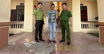 Phát hiện điểm nuôi nhốt trái phép 10 cá thể trăn, rắn hổ mang quý hiếm