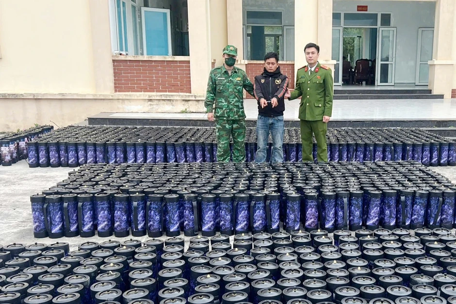 Phát hiện đò sắt chở hơn 1.300 bình khí cười