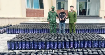Phát hiện đò sắt chở hơn 1.300 bình khí cười