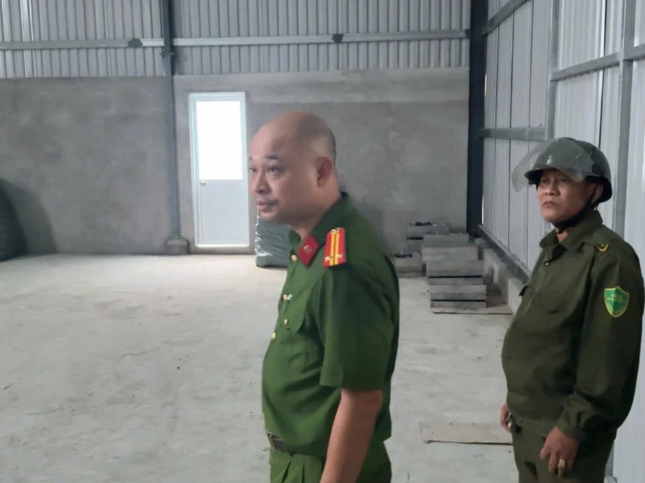 Phát hiện đường dây sản xuất hàng chục nghìn đôi dép giả nhãn hiệu Crocs ở TPHCM Phát hiện đường dây sản xuất hàng chục nghìn đôi dép giả nhãn hiệu Crocs ở TPHCM