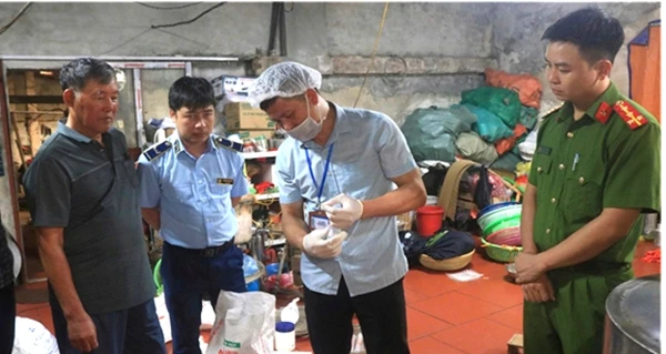 Phát hiện gần 1 tạ hàn the tại cơ sở giò chả Bảng An ở Ninh Bình Phát hiện gần 1 tạ hàn the tại cơ sở giò chả Bảng An ở Ninh Bình